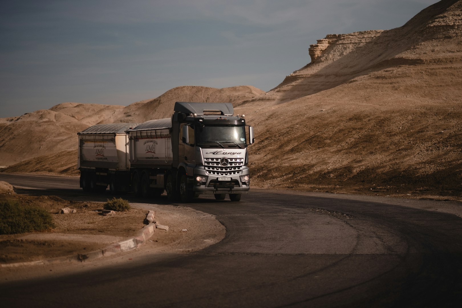 Transport, transportera, lastbil, grus, sand, sten, makadam, singel, flak, maskinflytt, flytt, maskintransport, lastbil